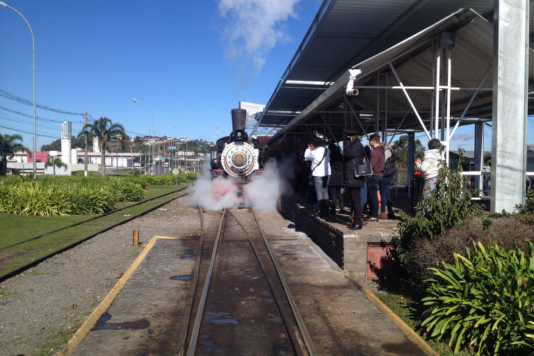 Partida do Trem do Vinho da estação de Carlos Barbosa (RS)