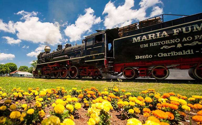 Maria-fumaça do Trem do Vinho, que percorre cidades da serra gaúcha 