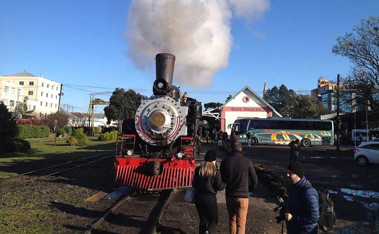 Maria-fumaça aguarda o embarque de passageiros na estação de Bento Gonçalves (RS)