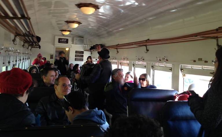 Em vagão do trem, acordeonista anima turistas na fria serra gaúcha  
