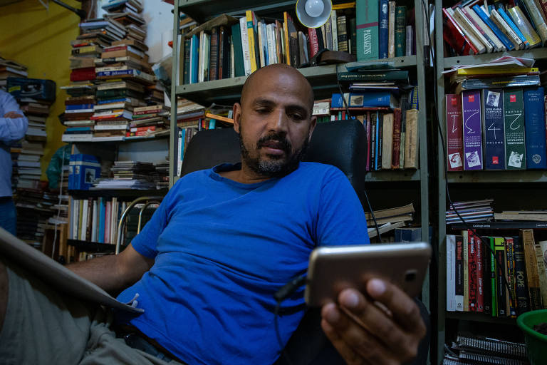 Rogério dos Santos, 48, auxiliar administrativo, durante conversa com a Folha na casa dele em Pirituba, na zona norte de São Paulo