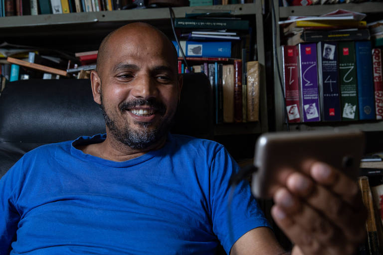 Rogério dos Santos, 48, auxiliar administrativo, durante conversa com a Folha na casa dele em Pirituba, na zona norte de São Paulo
