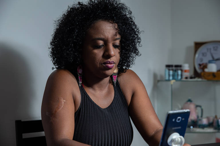 Cristiane Dias Ribeiro Braz, 39, educadora, durante conversa com a Folha na casa dela na Vila Nina, Brasilândia, na zona norte de São Paulo