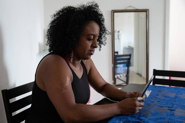 Cristiane Dias Ribeiro Braz, 39, educadora, durante conversa com a Folha na casa dela na Vila Nina, Brasilândia, na zona norte de São Paulo