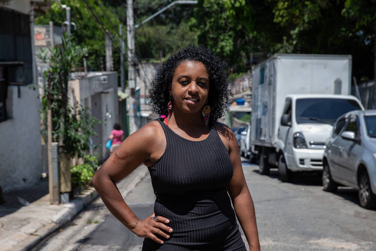 Cristiane Dias Ribeiro Braz, 39, educadora, durante conversa com a Folha na casa dela na Vila Nina, Brasilândia, na zona norte de São Paulo
