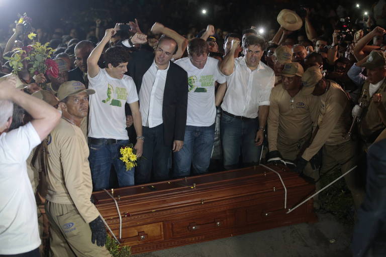 Familiares, admiradores e políticos durante sepultamento do ex-governador de Pernambuco, Eduardo Campos, no Cemitério de Santo Amaro, em Recife (PE), candidato do PSB à Presidência da República,