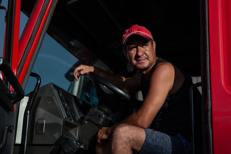 Categoria dos caminhoneiros surfa aumento de exportações de commodities e boom da logística, com expansão das vendas online; na foto, Alcione Perin Silva, 43, caminhoneiro, na frente do seu caminhão, em posto de gasolina da Dutra em Guarulhos