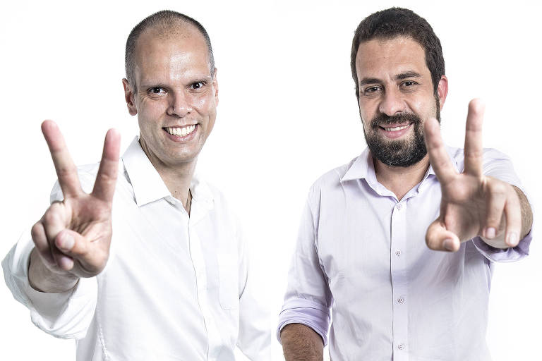 Em fotos separadas, os candidatos Bruno Covas e Guilherme Boulos fazem o V da vitória