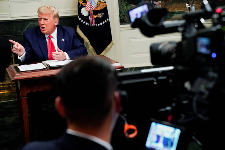 O presidente Donald Trump fala com jornalistas após realizar teleconferência com militares, em Washington