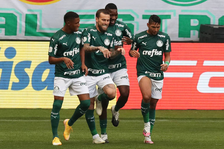 Jogadores do Palmeiras comemoram gol de Patrick de Paula no Allianz Parque