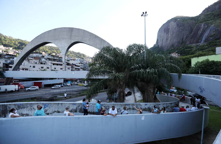 Pessoas aguardam na fila para votar nas eleições municipais na favela da Rocinha no Rio de Janeiro