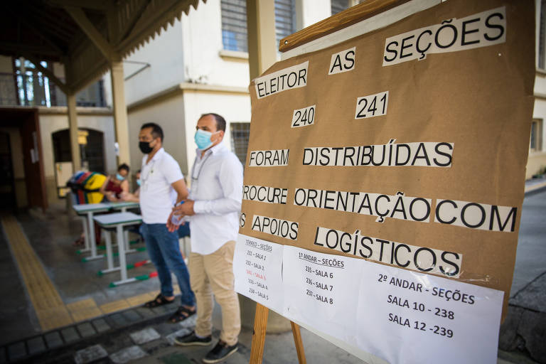 Movimentação de eleitores, na Escola Estadual Conselheiro Antônio Prado, região central, durante a votação do segundo turno em São Paulo