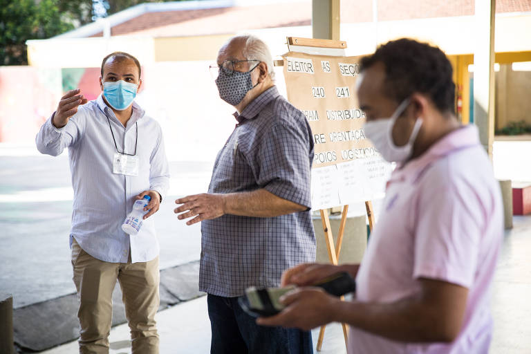 Movimentação de eleitores, na Escola Estadual Conselheiro Antônio Prado, região central, durante a votação do segundo turno em São Paulo