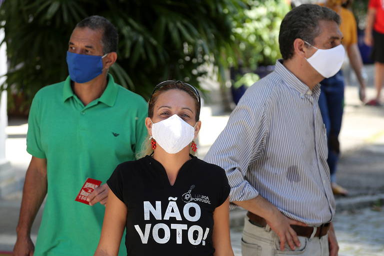 Uma mulher usa uma camiseta com os dizeres "Não voto" durante as eleições municipais no Rio de Janeiro