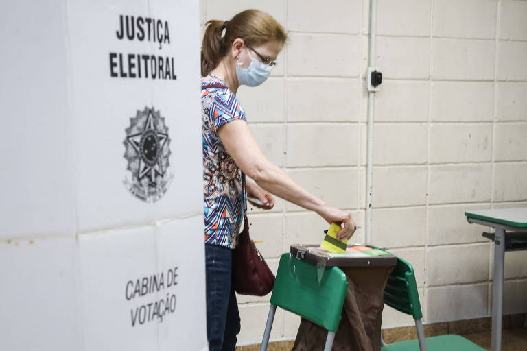  Eleitora vota em São Paulo, no 2° turno do pleito em 2020