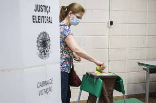 Eleitora vota com cédula em escola de SP, após problema na urna eletrônica 