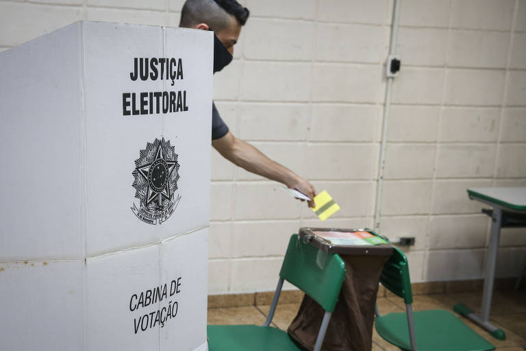 Votação em cédula de papel em São Paulo após quebra de urnas eletrônicas nas eleições de 2020