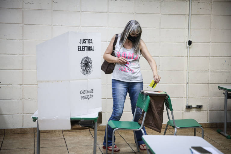 A administradora Ângela Carvalho, 46, disse ter ficado confusa com o processo: Como não trouxe cola, me deu um branco do número, coloquei o que lembrava por alto, afirmou. Me sentia mais segura digitando a sigla na urna e aparecendo a foto do candidato, me dava mais certeza."