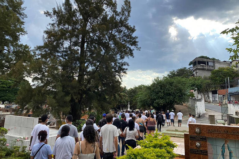 Familiares e amigos em cortejo para enterro do corpo do artista NegoVila, no cemitério da Lapa, na tarde deste domingo (29)