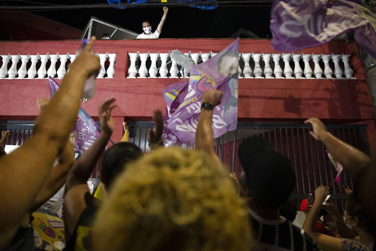 Guilherme Boulos aparece na varanda de sua casa, no Campo Limpo, ao final do dia, após o resultado do segundo turno