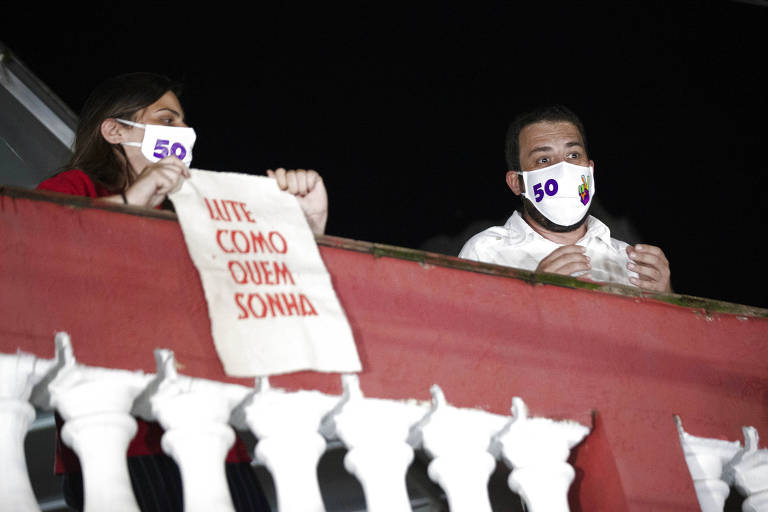 Guilherme Boulos aparece na varanda de sua casa, no Campo Limpo, ao final do dia, após o resultado do segundo turno