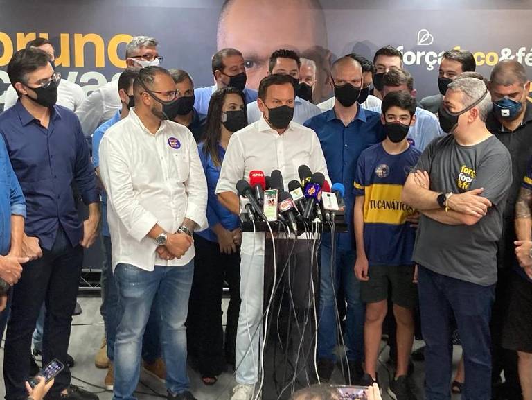 Bruno Covas e mebros do PSDB paulista durante o discurso da vitória após a conquista da prefeitura de São Paulo