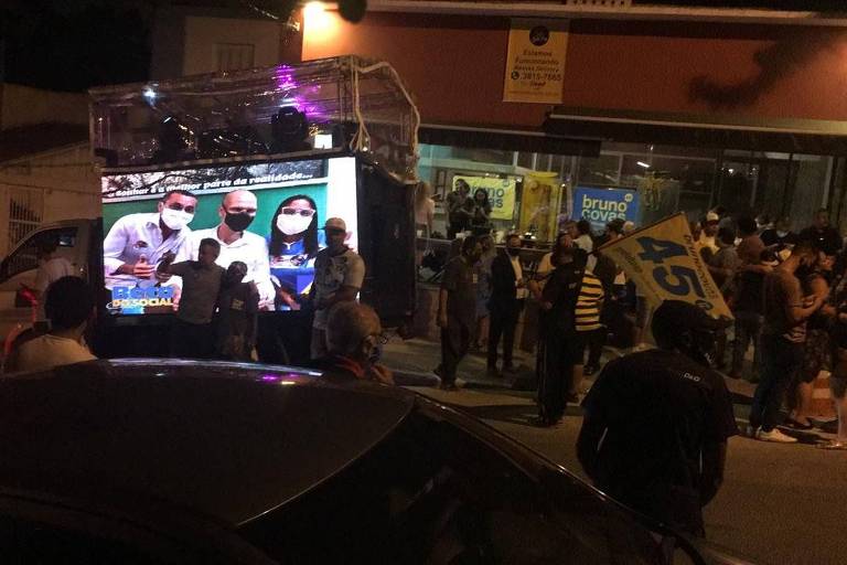 Após vitória de Covas (PSDB), aglomeração é vista em frente a bar em Pinheiros 