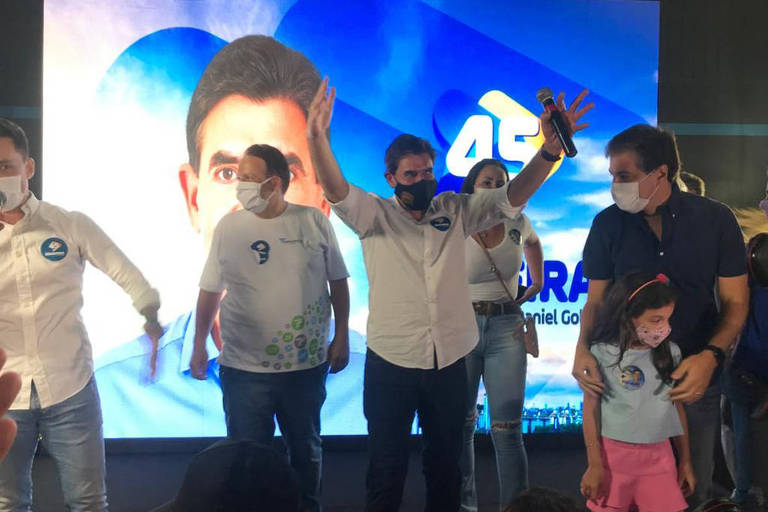 político eleito levanta os dois braços para comemorar vitória em Ribeirão Preto