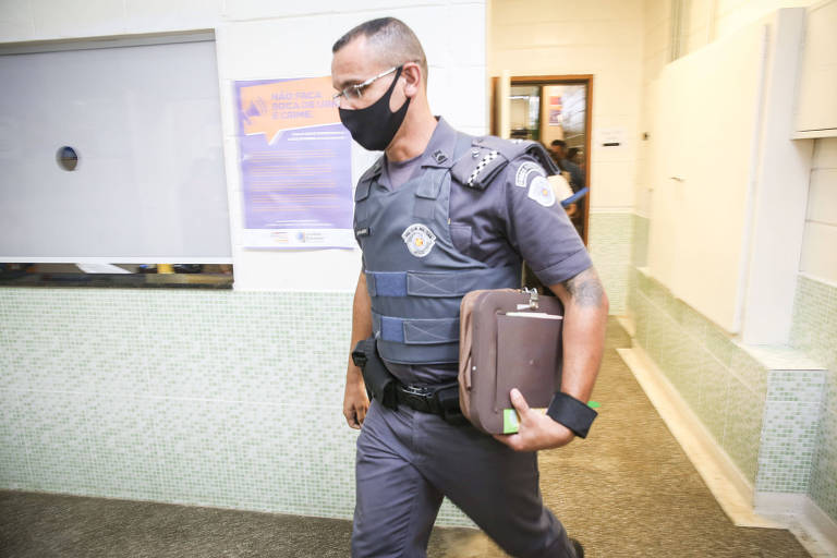 Após o fim da votação, a urna é lacrada e, como é feito com as urnas eletrônicas, levada ao cartório eleitoral para apuração