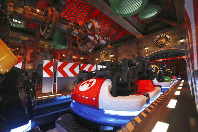 Pista do Mario Kart Station no Super Nintendo World, uma nova área de atração com o popular personagem de videogame Mario, parque temático Universal Studios Japan em Osaka