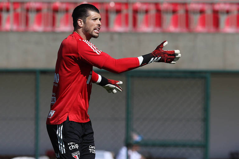 O goleiro Tiago Volpi durante treino do São Paulo