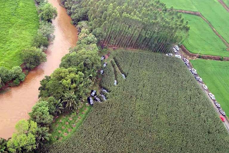 Carros abandonados foram  encontrados em  Nova Veneza, municipio vizinho a Criciuma. Por volta da meia-noite desta terça-feira (1º), moradores de Criciúma, no Sul de Santa Catarina, registraram um intenso tiroteio na cidade. Um grupo fortemente armado realizou assalto no cofre da tesouraria regional de um banco. 
