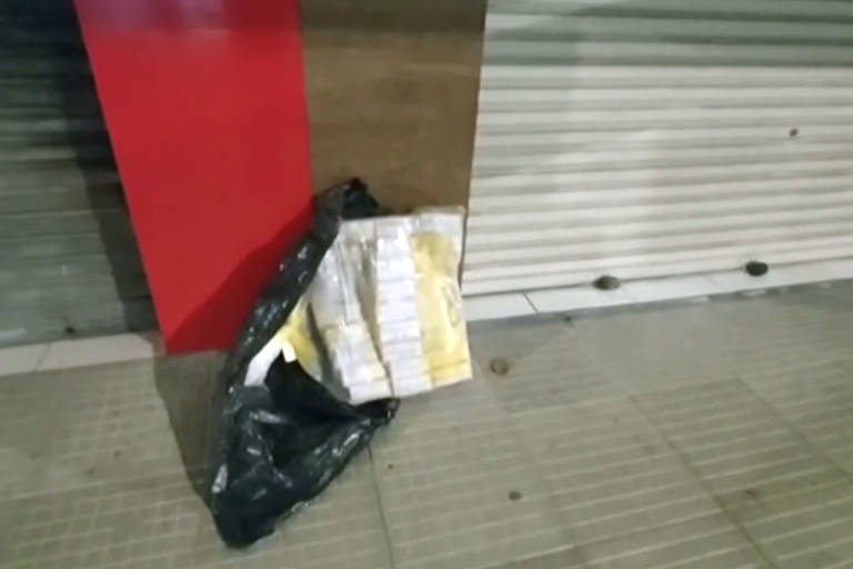 Pacote de dinheiro deixado pelos bandido