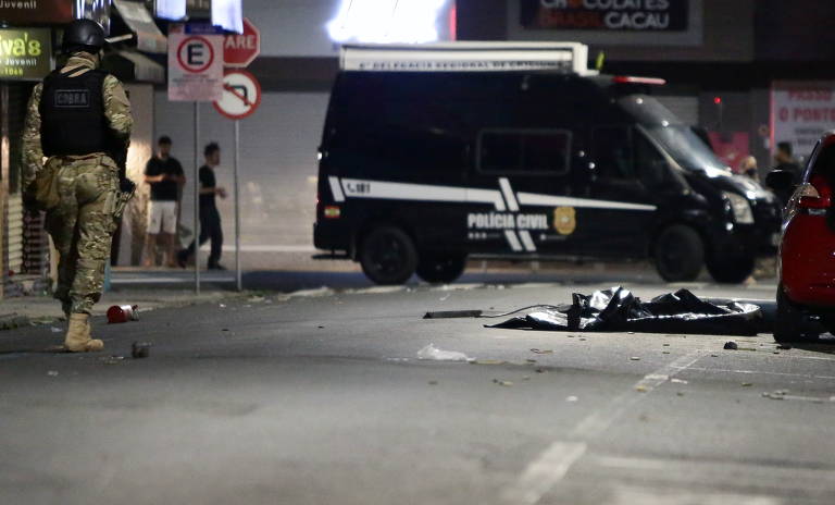 Policiais isolam área onde explosivos foram encontrados, depois que gangue roubou um Banco do Brasil em Criciúma, Santa Catarina, Brasil
