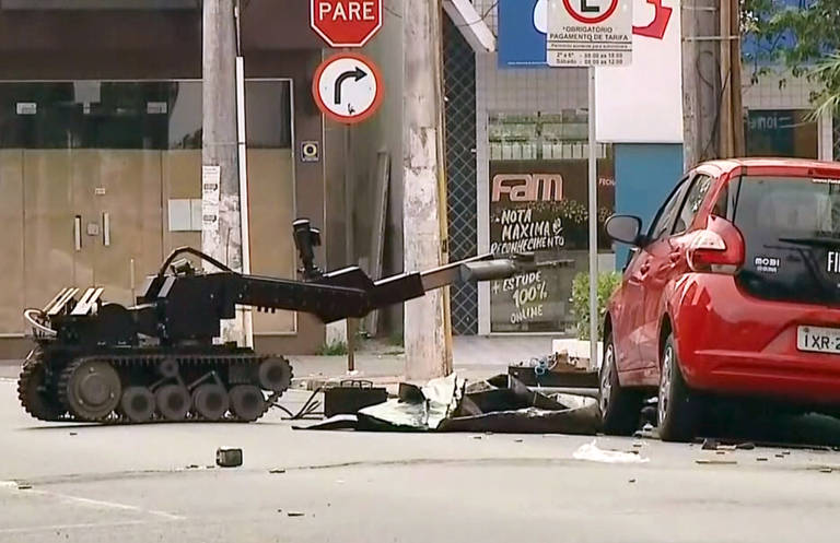 Um robô faz a remoção de explosivos deixados pelos bandidos