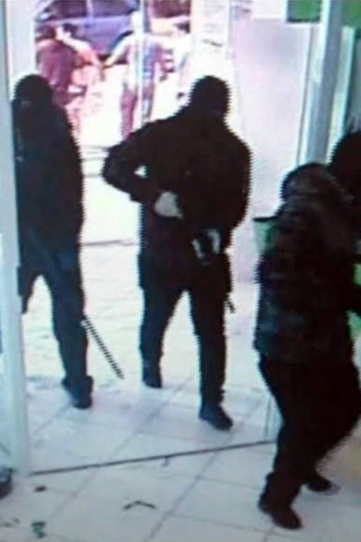 Imagem de câmera de segurança mostra parte do grupo, que fortemente armado realizou assalto 