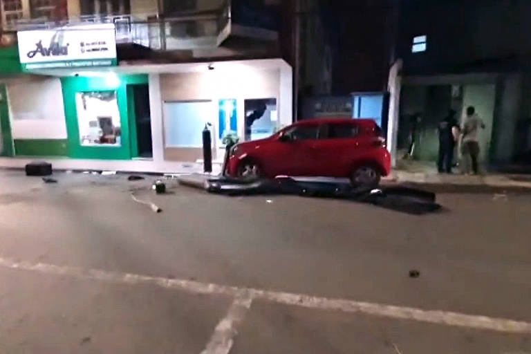 Por volta da meia-noite desta terça-feira (1º), moradores de Criciúma, no Sul de Santa Catarina, registraram um intenso tiroteio na cidade