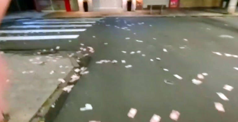 Notas de dinheiro foram espalhadas pela rua