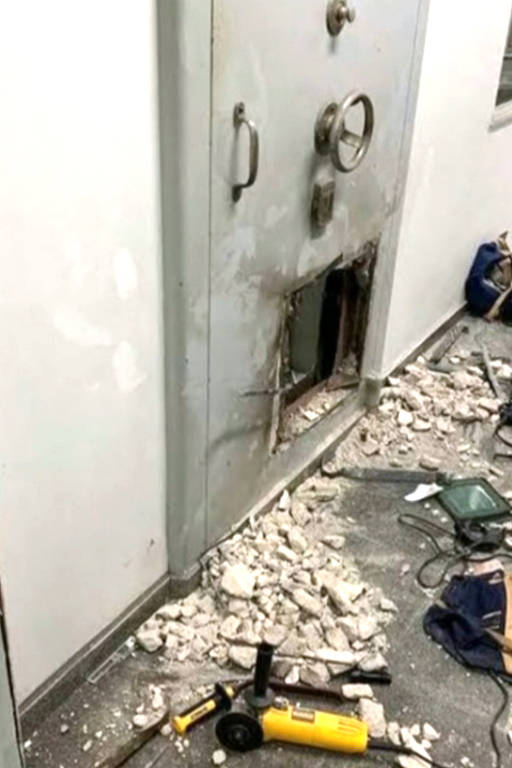 Cofre do banco violado e equipamento usado pelos bandidos. Por volta da meia-noite desta terça-feira (1º), moradores de Criciúma, no Sul de Santa Catarina, registraram um intenso tiroteio na cidade. Um grupo fortemente armado realizou assalto no cofre da tesouraria regional de um banco.  