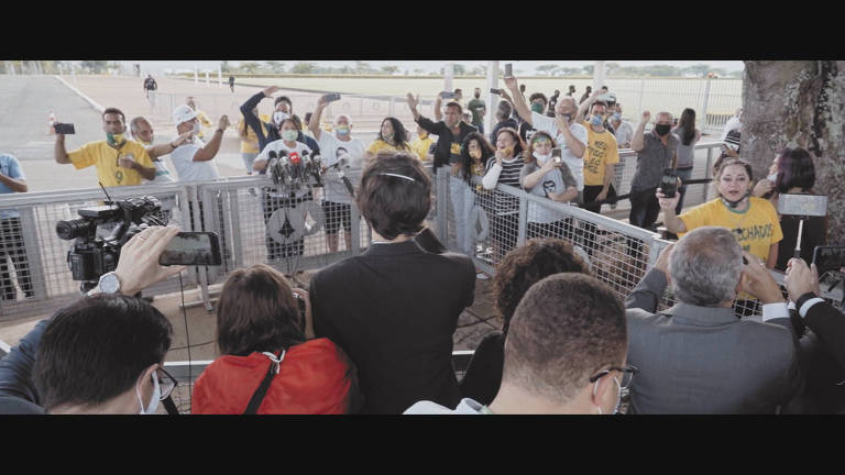 Cena do documentário 'Cercados' mostra apoiadores do presidente Jair Bolsonaro hostilizando jornalistas na portaria do Palácio da Alvorada