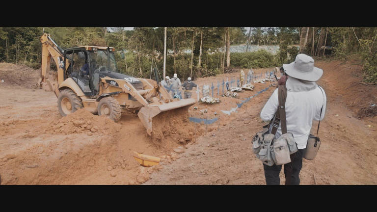 Cena do documentário 'Cercados' mostra fotógrafo em cemitério de Manaus (AM)