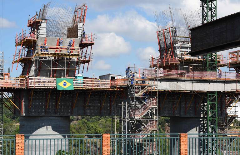 Obra de ponte entre Brasil e Paraguai foi visitada por Bolsonaro