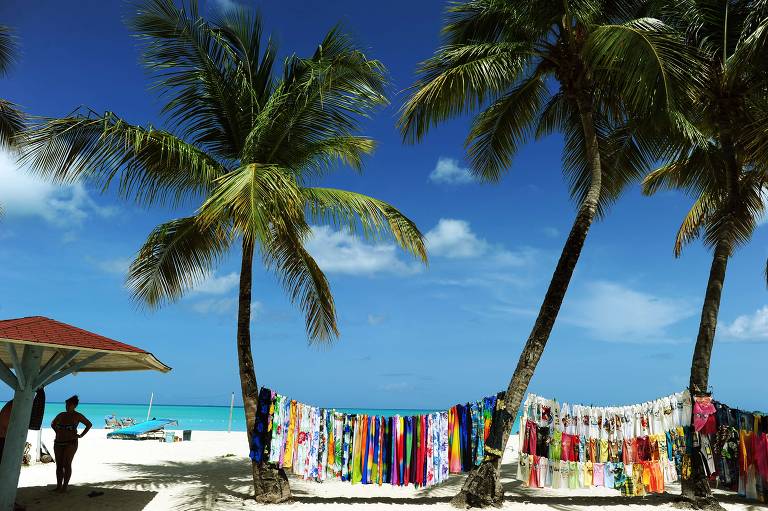 Vendedor ambulante, em 2011, em praia de Antigua e Barbuda, paraíso fiscal eleito entre os melhores para bilionários estrangeiros