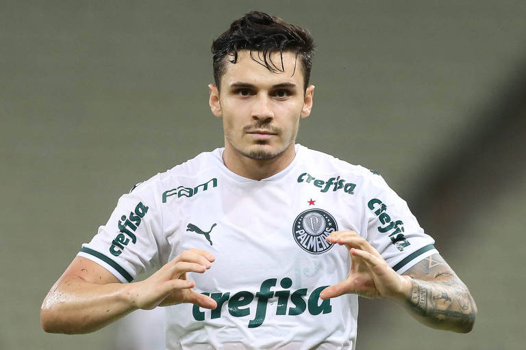 O jogador Raphael Veiga, do Palmeiras, comemora um de seus 13 gols na temporada