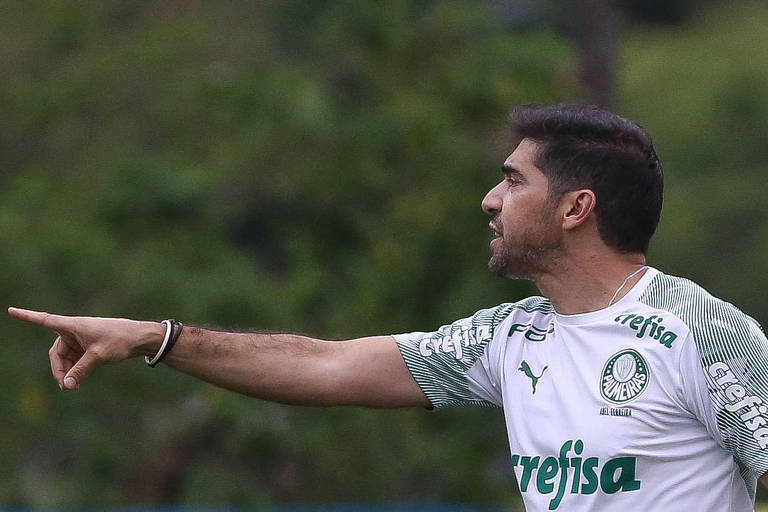 O técnico Abel Ferreira, do Palmeiras, durante treinamento na Academia de Futebol