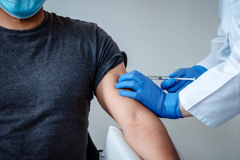 Pessoa recebe uma dose da vacina contra a Covid-19 da BioNTech e Pfizer