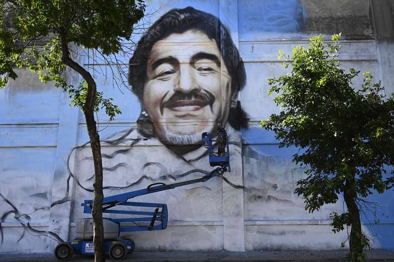 Artista argentino pinta mural em homenagem a Maradona; veja fotos de hoje