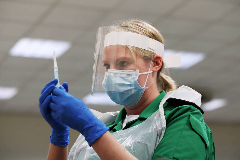 Voluntária participa de treinamento para vacinação no Princess Anne Training Centre em Derby, no Reino Unido