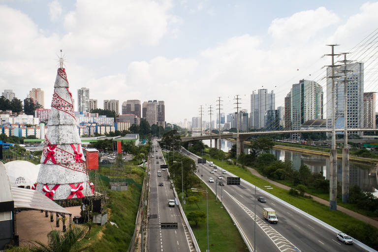 Ícone da cidade, avenida Paulista chega aos 129 anos bem avaliada e com  decoração natalina - 07/12/2020 - Cotidiano - Folha