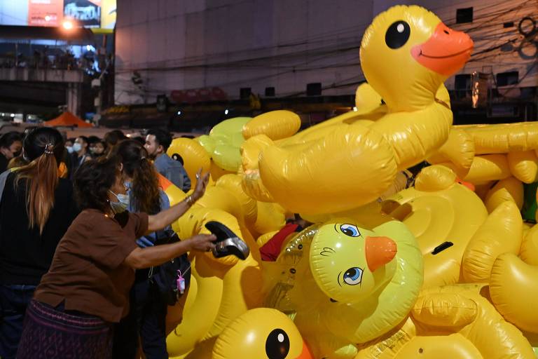 Manifestante junta patos infláveis durante protesto em Bancoc; patos de borracha se tornaram símbolo dos atos 